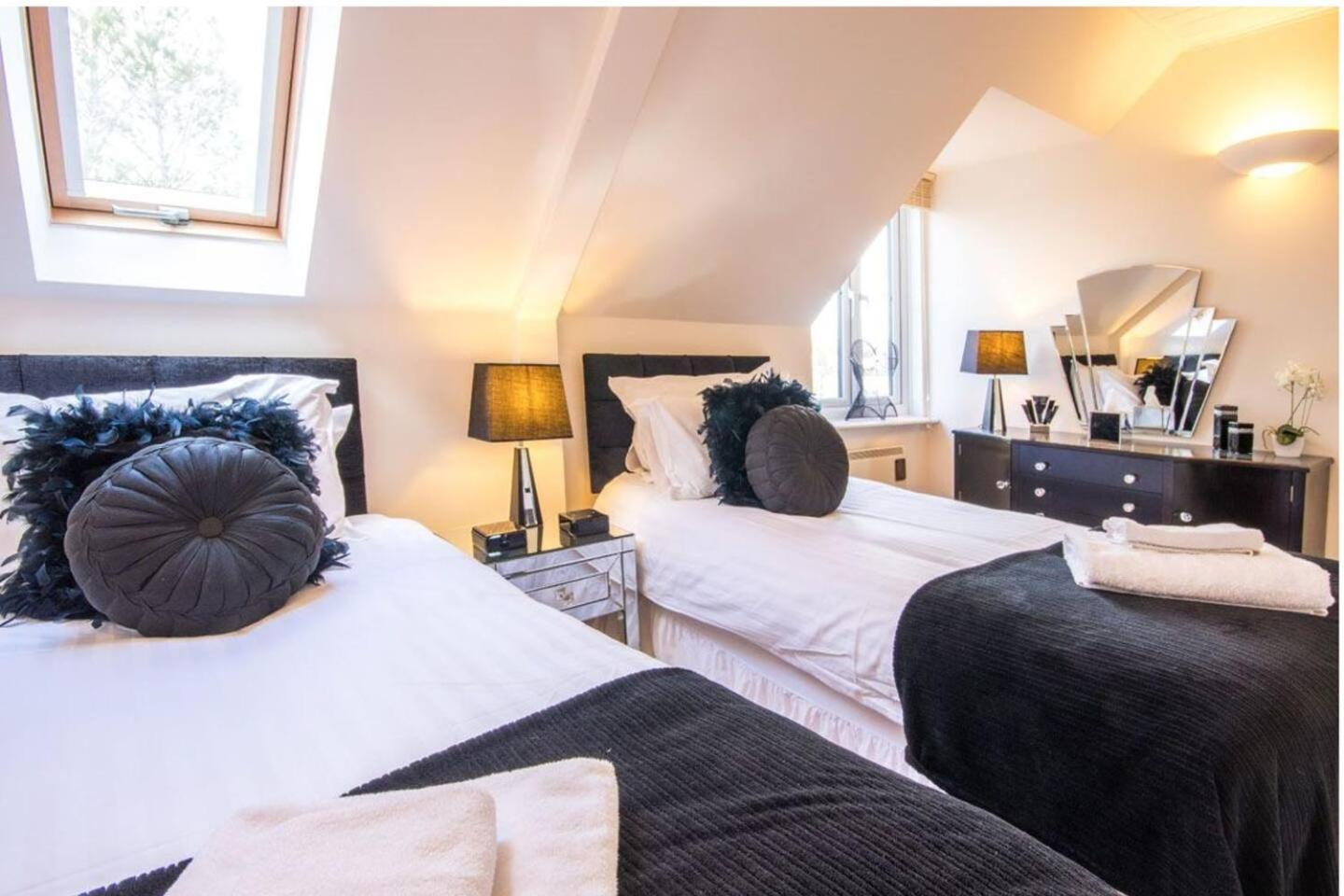 Luxury Kingfisher Lodge, Isis Lake, Within The Cotswold Waterpark Сайърънсестър Екстериор снимка