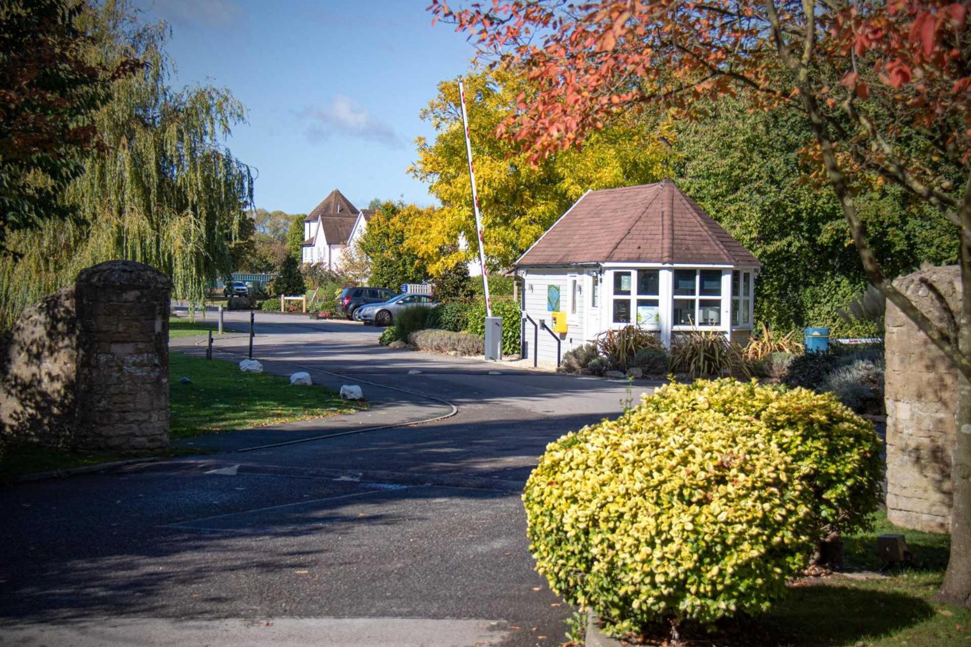 Luxury Kingfisher Lodge, Isis Lake, Within The Cotswold Waterpark Сайърънсестър Екстериор снимка